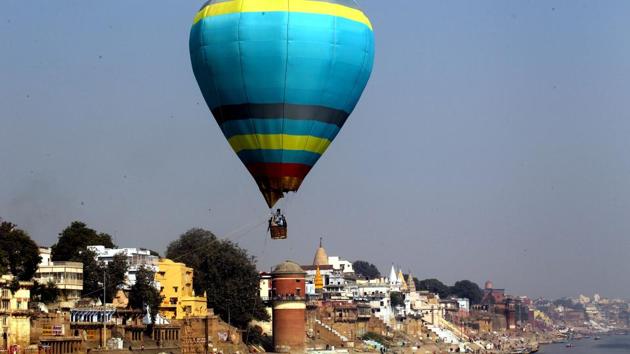 A hot air balloon over Assi Ghat in Varanasi.(Madan Mehrotra/HT Photo)