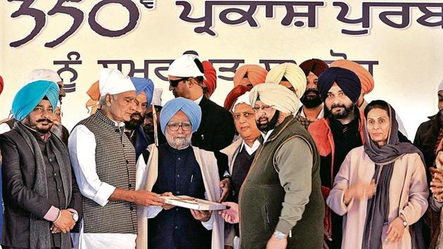 Punjab chief minister Captain Amarinder Singh and Gurdaspur MP Sunil Jakhar felicitating former Prime Minister Manmohan Singh at Takht Sri Keshgarh Sahib in Anandpur Sahib on Sunday. (Ravi Kumar/HT) Punjab chief minister Captain Amarinder Singh and Gurdaspur MP Sunil Jakhar felicitating former Prime Minister Manmohan Singh at Takht Sri Keshgarh Sahib in Anandpur Sahib on Sunday. (Ravi Kumar/HT)