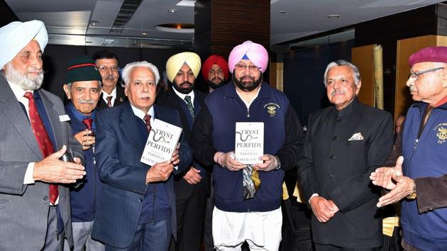 On the occasion, Captain Amarinder released a book “Tryst with Perfidy”, written by Lt Gen Kamal Davar, former chief of Defence Intelligence Agency.(HT Photo)
