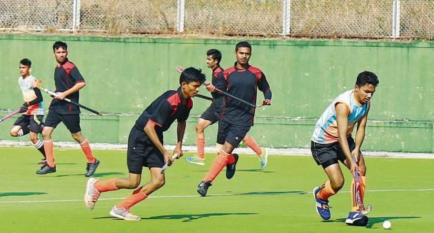 Ratnagiri Hockey Association players (in blue) make a move during their first round match against Dhule Hockey Association in the Aga Khan Hockey tournament in Pimpri on Monday. (HT PHOTO) Ratnagiri Hockey Association players (in blue) make a move during their first round match against Dhule Hockey Association in the Aga Khan Hockey tournament in Pimpri on Monday. (HT PHOTO)