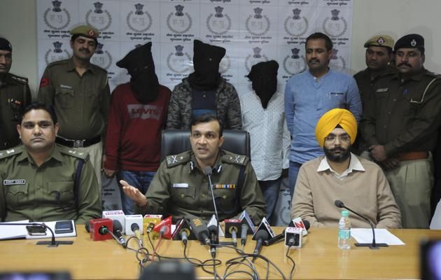 In one of the most sensational crimes to hit Gurgaon this year, gold worth ₹10 crore was stolen from a Manappuram branch on Railway Road. With the help of CCTV footage and local intelligence, the police caught the accused with the loot. (Parveen Kumar/HT FILE) In one of the most sensational crimes to hit Gurgaon this year, gold worth ₹10 crore was stolen from a Manappuram branch on Railway Road. With the help of CCTV footage and local intelligence, the police caught the accused with the loot. (Parveen Kumar/HT FILE)