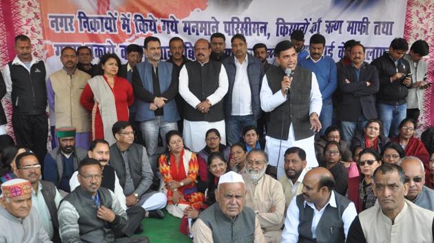 Congress members stage a protest outside Gandhi Park in Dehradun on Monday against the BJP government’s "bad governance". (Vinay Santosh Kumar/HT Photo) Congress members stage a protest outside Gandhi Park in Dehradun on Monday against the BJP government’s "bad governance". (Vinay Santosh Kumar/HT Photo)
