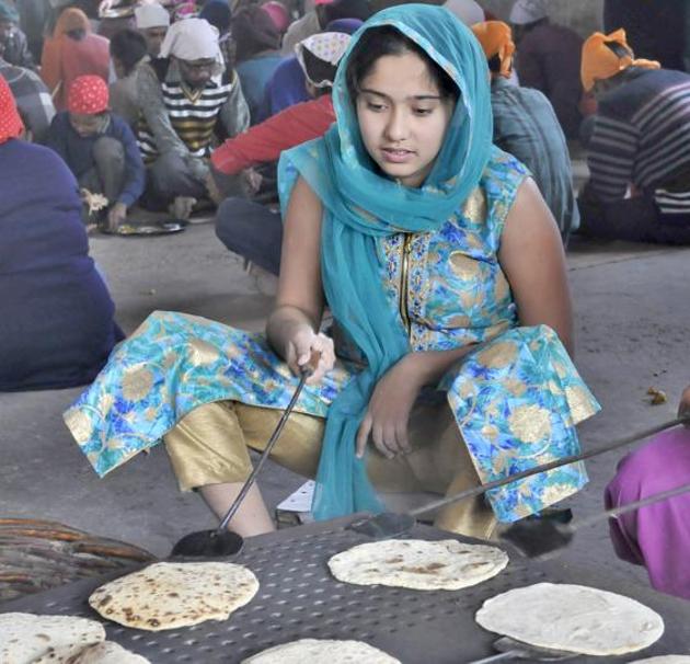A girl helps in the community kitchen by preparing chapatis on the occasion of birth anniversary of tenth Guru of Sikhs, Guru Gobind Singh at a gurudwara in Ludhiana on Monday. (Gurminder Singh/HT) A girl helps in the community kitchen by preparing chapatis on the occasion of birth anniversary of tenth Guru of Sikhs, Guru Gobind Singh at a gurudwara in Ludhiana on Monday. (Gurminder Singh/HT)
