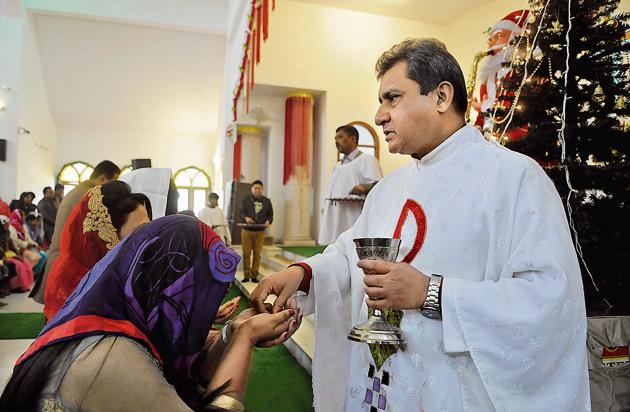 Devotees seek blessings during a prayer service at the Church of Epiphany in Gurgaon on Christmas Day. (Parveen Kumar/HT PHOTO) Devotees seek blessings during a prayer service at the Church of Epiphany in Gurgaon on Christmas Day. (Parveen Kumar/HT PHOTO)