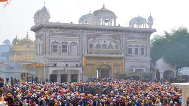 Devotees pay obeisance at Golden Temple as they celebrate Gurpurab, the 351st birth anniversary of Guru Gobind Singh Ji, at the Golden Temple in Amritsar. (Sameer Sehgal//HT) Devotees pay obeisance at Golden Temple as they celebrate Gurpurab, the 351st birth anniversary of Guru Gobind Singh Ji, at the Golden Temple in Amritsar. (Sameer Sehgal//HT)