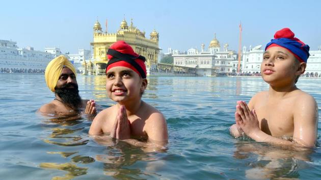 Sikh devotees take a dip in the holy sarovar (water tank) as they pay respects on the occasion of Guru Gobind Singh’s birth anniversary at the Golden Temple in Amritsar. (Sameer Sehgal//HT) Sikh devotees take a dip in the holy sarovar (water tank) as they pay respects on the occasion of Guru Gobind Singh’s birth anniversary at the Golden Temple in Amritsar. (Sameer Sehgal//HT)
