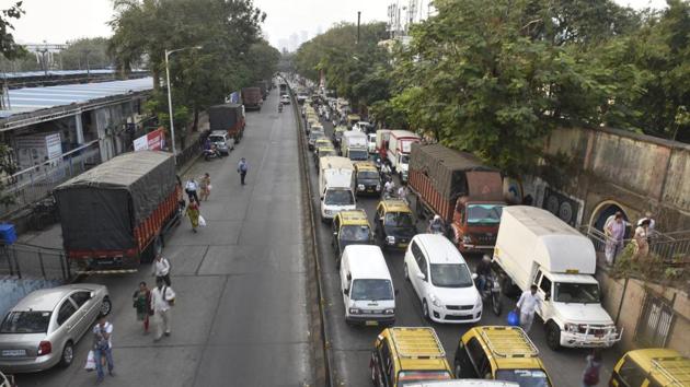 Illegally parked trucks and tempos cause traffic jams at Maharshi Karve Road in Mumbai. (Anshuman Poyrekar/HT Photo) Illegally parked trucks and tempos cause traffic jams at Maharshi Karve Road in Mumbai. (Anshuman Poyrekar/HT Photo)