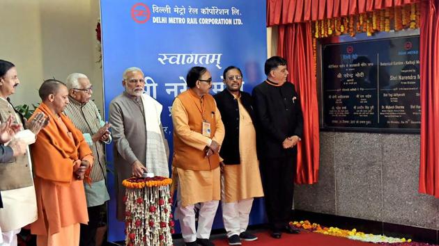 Prime Minister Narendra Modi unveils the plaque to mark the inauguration of Botanical Garden-Kalkaji Metro Line at Botanical Garden, in Noida, on Monday.(PTI)