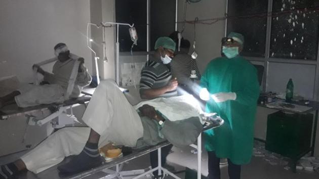 Dr Nutan Saxena and two others conducted the operation at the Nawabganj healthcare centre which did not have adequate facilities or electricity, even as several patients complained of severe itching in their eyes.(HT PHOTO)
