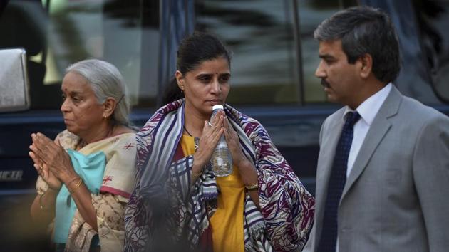 The wife, centre, and mother, left, of imprisoned Indian naval officer Kulbhushan Jadhav, gesture to media upon arrival with an Indian diplomat, left, for meeting with Jadhav at Foreign Ministry in Islamabad on Monday.(AP Photo)