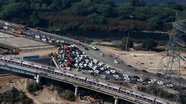 A bird’s eye view of Kalkaji Mandir-Botanical Garden metro stretch from Noida’s Sector 37, in New Delhi, India, on Saturday, December 23, 2017 (Salman Ali/ HT Photo) A bird’s eye view of Kalkaji Mandir-Botanical Garden metro stretch from Noida’s Sector 37, in New Delhi, India, on Saturday, December 23, 2017 (Salman Ali/ HT Photo)