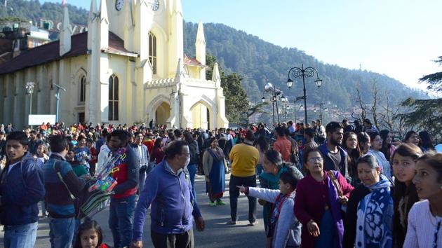 Tourists enjoying the pleasant weather on The Ridge in Shimla. (Deepak Sansta/HT) Tourists enjoying the pleasant weather on The Ridge in Shimla. (Deepak Sansta/HT)