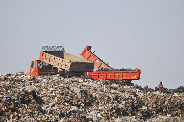 Housing societies or office complexes that produce over 100 kg of waste daily or have an area above 20,000 square meters will have to segregate waste and install waste processing units in their compounds (HT file) Housing societies or office complexes that produce over 100 kg of waste daily or have an area above 20,000 square meters will have to segregate waste and install waste processing units in their compounds (HT file)