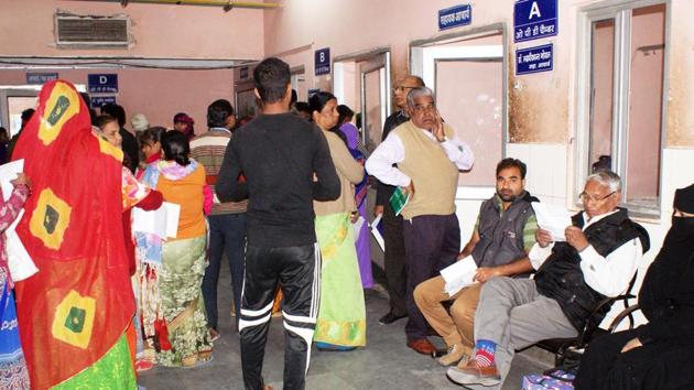 Patients and relatives queue up at SMS hospital during the doctors strike in Jaipur. (HT Photo) Patients and relatives queue up at SMS hospital during the doctors strike in Jaipur. (HT Photo)