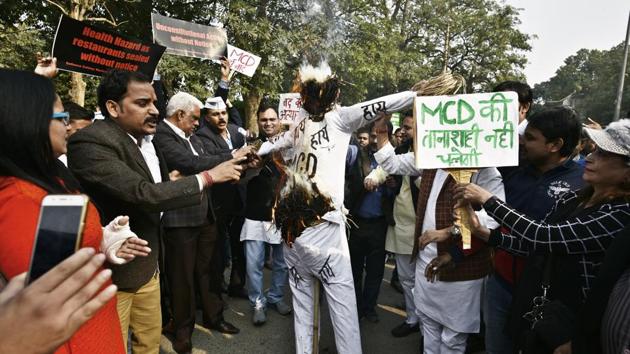 Members of the Market Association along with AAP leaders and supporters during a protest against the sealing drive at Defence Colony Market in New Delhi on Sunday. (Sanchit Khanna/HT PHOTO) Members of the Market Association along with AAP leaders and supporters during a protest against the sealing drive at Defence Colony Market in New Delhi on Sunday. (Sanchit Khanna/HT PHOTO)