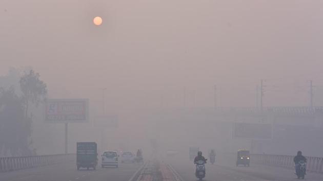 Heavy smog engulfed the national capital on Monday. (Sanchit Khanna/HT PHOTO) Heavy smog engulfed the national capital on Monday. (Sanchit Khanna/HT PHOTO)
