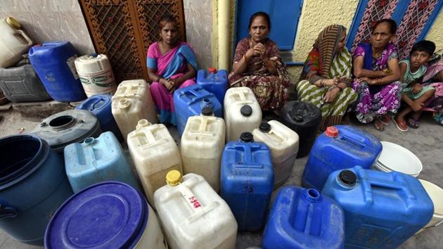 Women waiting with cans for a water tanker in Delhi’s East Patel Nagar in May 2017.(Sonu Mehta/HT File Photo)