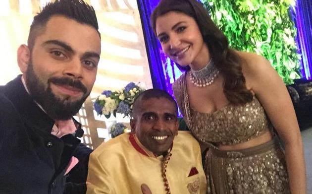 Virat Kohli and Anushka Sharma’s wedding reception was attended by Sri Lanka cricket fan Gayan Senanayake on Tuesday.(Twitter/Azzam Ameen)