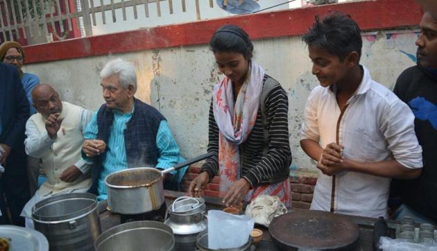 Arti started managing the tea stall near an old factory in Ghazipur about a year ago when her father Marachhu Lal Gupta suffering serious injury in his leg. (HT Photo) Arti started managing the tea stall near an old factory in Ghazipur about a year ago when her father Marachhu Lal Gupta suffering serious injury in his leg. (HT Photo)