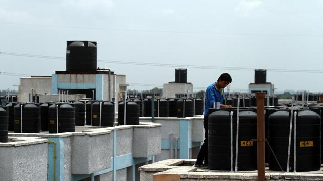 Delhi Jal Board that supplies water to households in the capital has faced a revenue loss of Rs 516 crore in 2016-2017.(HT Photo) Delhi Jal Board that supplies water to households in the capital has faced a revenue loss of Rs 516 crore in 2016-2017.(HT Photo)
