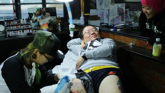 Wang Qi, gets new ink on her thigh in Shanghai. Zhuo has seen attitudes towards tattooed women change rapidly in the last three years and the Chinese increasingly experimenting with body art. “Before, when you saw a woman with a tattoo, it was usually just a small one,” she explained, adding: “But now you can see everywhere that they are having full sleeves, or chest, or full back.” (AFP)