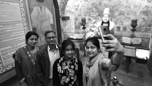 For heritage lover Girish Srivastava, a talk on Delhi is not possible without Ghalib. Srivastava belts out a famous couplet by Ghalib on his love for Delhi. “Ik roz apni rooh se poocha, ki dilli kya hai, to yun jawab main keh gaye, yeh duniya mano jism hai aur dilli uski jaan (I asked my soul, ‘What is Delhi?’ It replied: ‘The world is the body, Delhi its soul”) (Sanchit Khanna / HT Photo) For heritage lover Girish Srivastava, a talk on Delhi is not possible without Ghalib. Srivastava belts out a famous couplet by Ghalib on his love for Delhi. “Ik roz apni rooh se poocha, ki dilli kya hai, to yun jawab main keh gaye, yeh duniya mano jism hai aur dilli uski jaan (I asked my soul, ‘What is Delhi?’ It replied: ‘The world is the body, Delhi its soul”) (Sanchit Khanna / HT Photo)