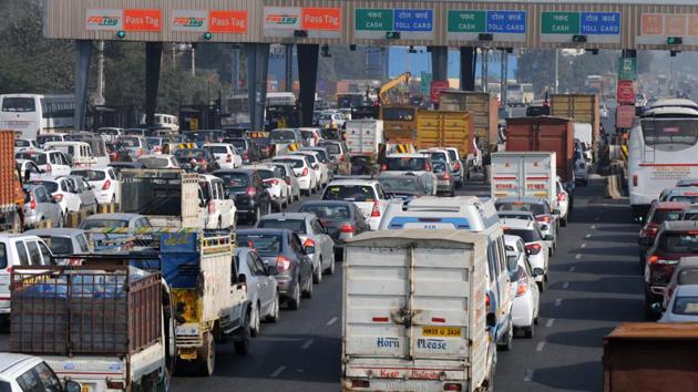 About 1.1 lakh vehicles pass through the Kherki Daula toll every day. This will reduce to about 60,000 once the toll is shifted to Sehrawan. (Parveen Kumar/HT File Photo) About 1.1 lakh vehicles pass through the Kherki Daula toll every day. This will reduce to about 60,000 once the toll is shifted to Sehrawan. (Parveen Kumar/HT File Photo)