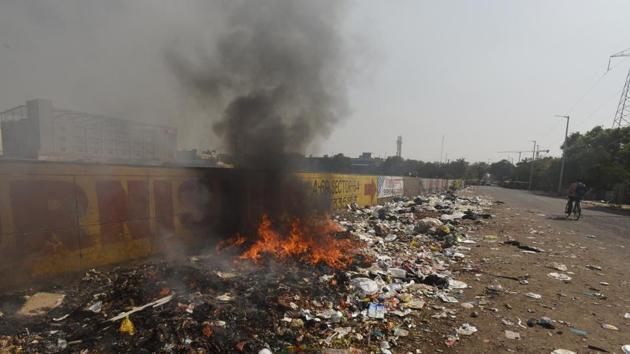elhi environment minister Imran Hussain on Wednesday said the government had started deployment of environment marshals to stop illegal burning in the open. (Virendra Singh Gosain/HT PHOTO) elhi environment minister Imran Hussain on Wednesday said the government had started deployment of environment marshals to stop illegal burning in the open. (Virendra Singh Gosain/HT PHOTO)