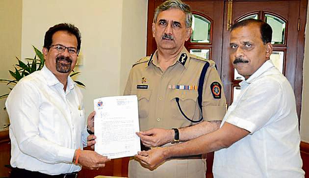 Mayor Vishwanath Mahadeshwar (extreme left) submits a letter to police commissioner DD Padsalgikar, seeking his cooperation against hookah parlours, on Wednesday. (Bhushan Koyande/HT Photo) Mayor Vishwanath Mahadeshwar (extreme left) submits a letter to police commissioner DD Padsalgikar, seeking his cooperation against hookah parlours, on Wednesday. (Bhushan Koyande/HT Photo)