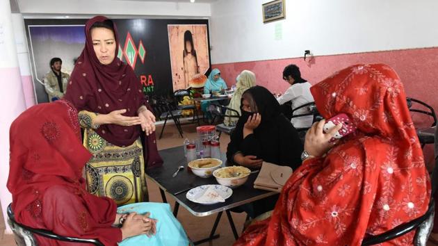 Besides being a constant target of terrorism, the tribulations of Hazara women are complicated by the patriarchal subordination of a conservative community. Female employment drops to 2% in the service sector in Balochistan. The restaurant also aims to push the staff to “seize work opportunities instead of staying home with a needle and thread”, Hameeda told AFP.  (Banaras Khan / AFP) 