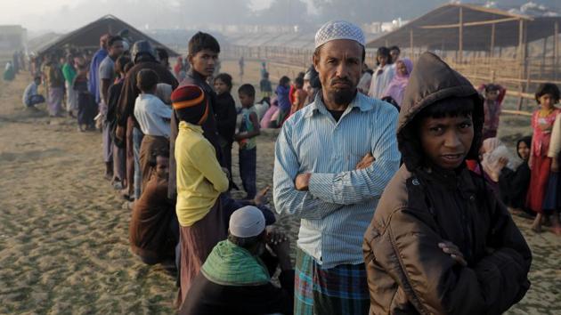 Rohingya refugees wait for rice delivery during a foggy morning at the Nayapara refugee camp near Cox's Bazar, Bangladesh December 25, 2017. (REUTERS) Rohingya refugees wait for rice delivery during a foggy morning at the Nayapara refugee camp near Cox's Bazar, Bangladesh December 25, 2017. (REUTERS)