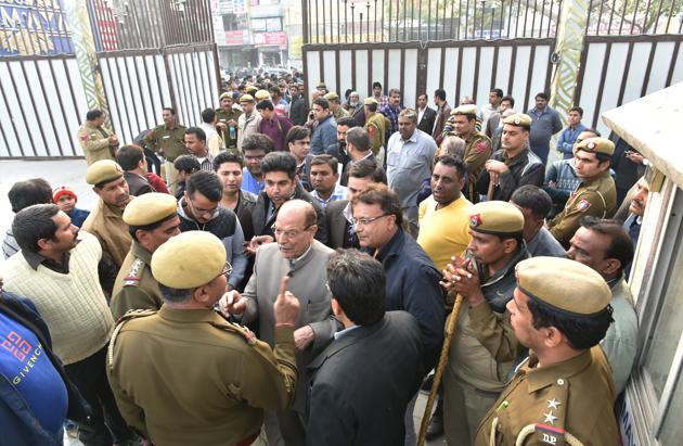 The MCD has sealed shops and farm houses in Defence Colony and Chattarpur . (Sanchit Khanna/HT PHOTO) The MCD has sealed shops and farm houses in Defence Colony and Chattarpur . (Sanchit Khanna/HT PHOTO)