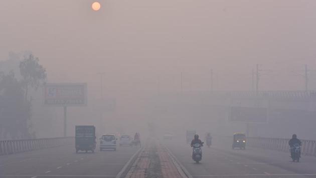 Last week, the Central Pollution Control Board, the country’s apex pollution regulator which heads another task force, also issued a set of directions to control air pollution in the Delhi during the ASEAN summit in January. (Sanchit Khanna/HT PHOTO) Last week, the Central Pollution Control Board, the country’s apex pollution regulator which heads another task force, also issued a set of directions to control air pollution in the Delhi during the ASEAN summit in January. (Sanchit Khanna/HT PHOTO)