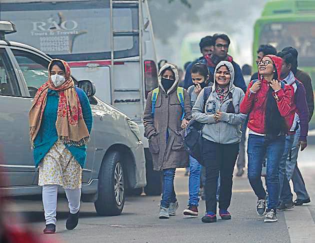 According to Met officials, the concentration of pollutants fell slightly because of good wind speed during the day. (Sanchit Khanna/HT PHOTO) According to Met officials, the concentration of pollutants fell slightly because of good wind speed during the day. (Sanchit Khanna/HT PHOTO)