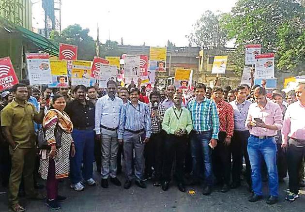 The BMC’s Solid Waste Management officials from the K west ward (Andheri) on Wednesday arranged a rally to promote its swachhata app (HT photo) The BMC’s Solid Waste Management officials from the K west ward (Andheri) on Wednesday arranged a rally to promote its swachhata app (HT photo)