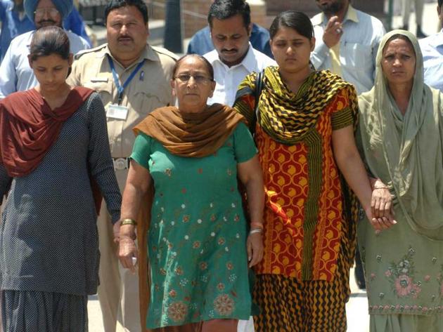 Dalbir Kaur (2L), sister of Sarabjit Singh, with his wife Sukhpreet Kaur (R) and his daughters Swapandip and Poonam. (AFP file photo) Dalbir Kaur (2L), sister of Sarabjit Singh, with his wife Sukhpreet Kaur (R) and his daughters Swapandip and Poonam. (AFP file photo)