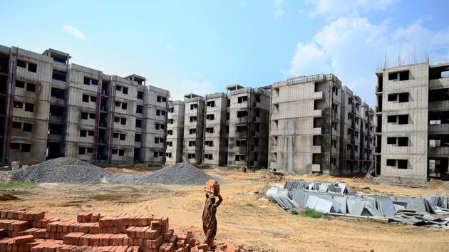 Of the 46,000 applications received for the 2017 scheme, DDA allotted the flats to 12,617 applicants in the draw of lots held on November 30.(Pradeep Gaur/ Mint)