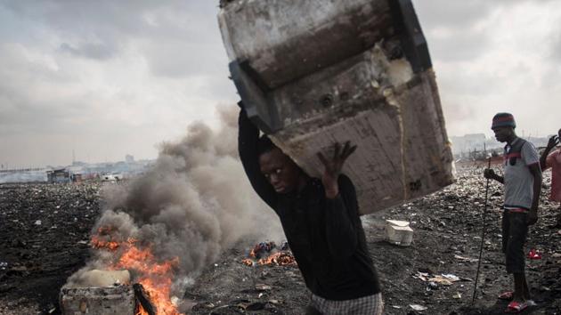 Mohamed Abdul Rahim, who is in charge of about 20 young men, has been working at the site since 2008. On average these workers make only about 20 cedi each ($4.50) a day. “We are suffering because of the heat and smoke, it disturbs us. If we see good work we will go join it and leave this,” he says. The toxic fumes damage their lungs while their hips and waists ache from carrying heavy objects. (Cristina Aldehuela / AFP) 