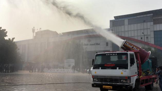 Delhi pollution control committee demonstrate an anti-smog gun at Anand Vihar metro station in East Delhi. (File) Delhi pollution control committee demonstrate an anti-smog gun at Anand Vihar metro station in East Delhi. (File)