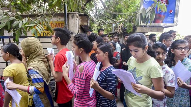 Students enter examination centre to appear for NEET exam in Mumbai. (HT File)