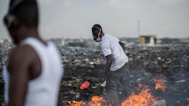 Young men burn e-waste at the dumpsite in Ghana. Awuah-Darko recognises that the people of Agbogbloshie “are basically in pursuit of what we all want, which is a better life”. Unfortunately, the side effects or the by-product of this is the detriment of their health,” he said. By giving new life to the waste, he hopes that his initiative will not only improve the workers’ lives but also the planet. (Cristina Aldehuela / AFP) 