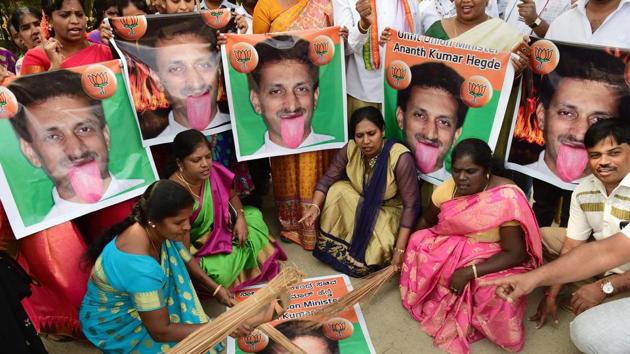 Members of Youth Congress protest against Union minister Ananth Kumar Hegde over his alleged remarks.(PTI)