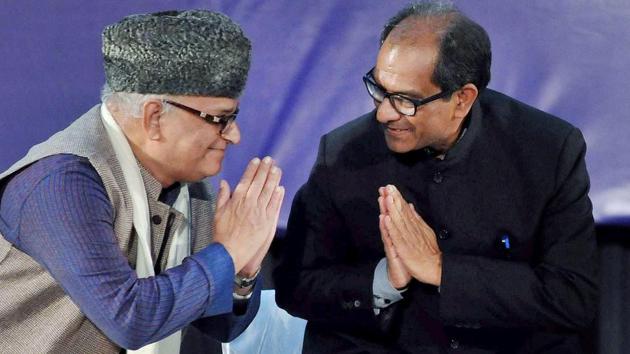Prof. K M Shrimali (L) and Prof Suranjan Das, Vice Chancellor, Jadavpur University during the special inaugural session of the 78th Indian History Congress, at Nazrul manch in Kolkata on Friday evening.(PTI)