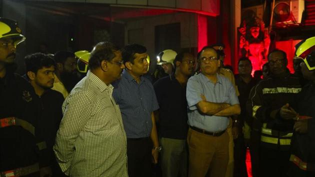Municipal Commissioner Ajoy Mehta (in light blue) inspects the area of the fire. More than eight fire tenders, five water tankers, emergency ambulance and police rushed to the spot for rescue operation, said fire official Balkrishna Kadam. (ANSHUMAN POYREKAR/HT PHOTO)
