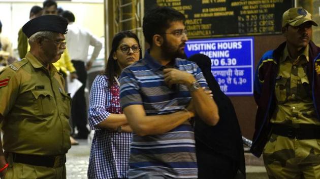 Relatives of the victims anxiously wait outside the hospital. (ANSHUMAN POYREKAR/HT PHOTO)
