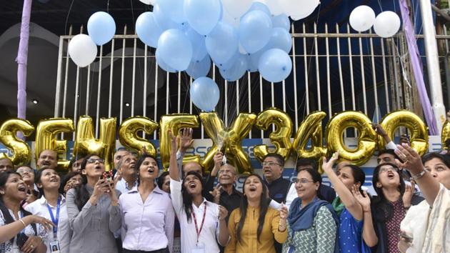 Stock Marketers celebrate after sensex reached 34000 outside Bombay Stock Exchange in Mumbai on December 26, 2017. (Anshuman Poyrekar / HT Photo)