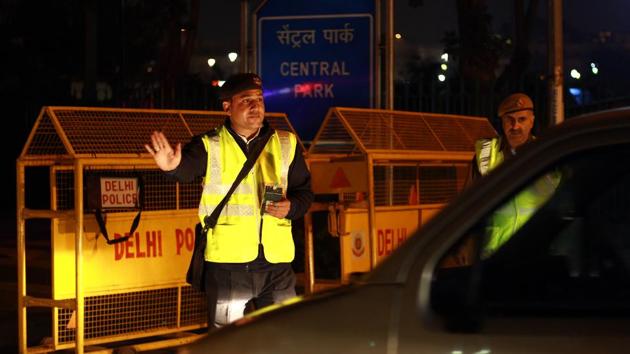 A policeman halts a car during an integrated drive where Delhi Police, Delhi Traffic Police and others checked the citizens lest they drink drive. (Shivam Saxena/ HT Photo) A policeman halts a car during an integrated drive where Delhi Police, Delhi Traffic Police and others checked the citizens lest they drink drive. (Shivam Saxena/ HT Photo)