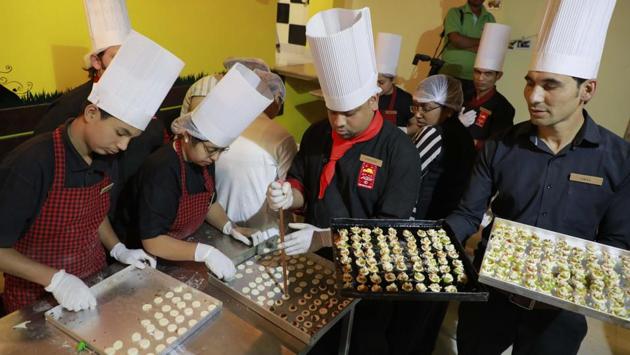 Chef Sarvesh Jadhav achieved a World record for baking over 4,600 one inch small pizza in an hour at Austin Cafe 40 in Pune on December 26, 2017. (Rahul Raut / HT Photo)