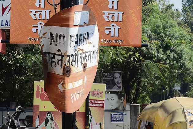 A damaged signboard on the Wrangler Paranjpe lane, off FC road on Friday.(RAVINDRA JOSHI/HT PHOTO)