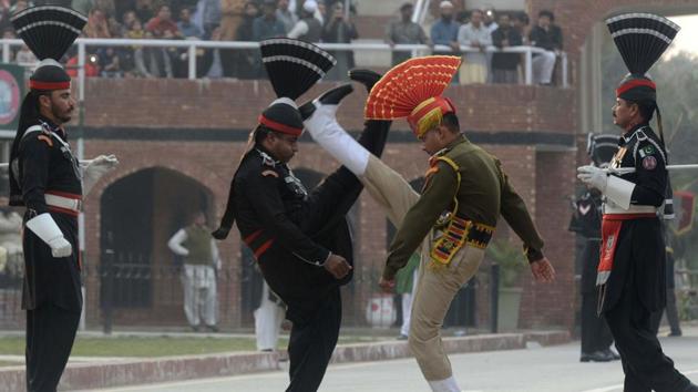 Pakistani Rangers (L) and Indian Border Security Force personnel (R) take part in the daily beating of the retreat ceremony at the India-Pakistan Wagah Border Post on December 24, 2017. (Narinder Nanu / AFP)
